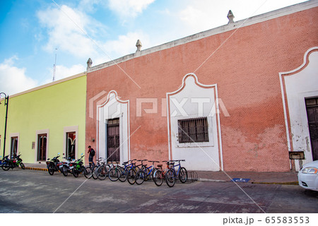 メキシコ カラフルなバジャドリの街角 メキシコ カラフルなバジャドリの街角 65583553