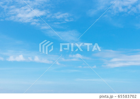 青空と薄雲　空のイメージ 65583702