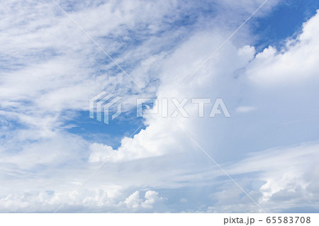 青空と沸き起こる雲　空のイメージ 65583708