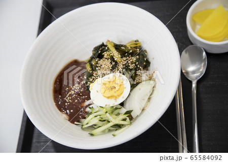 ビビン 麺 卵 65584092