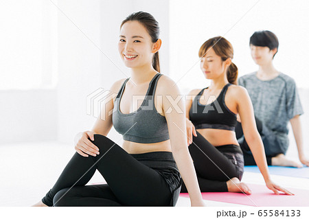 ヨガ　フィットネス　スポーツジム　女性　エクササイズ 65584133