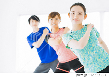 エアロビクス　フィットネス　エアロビ　スポーツジム　ダンス　女性　エクササイズ 65584204