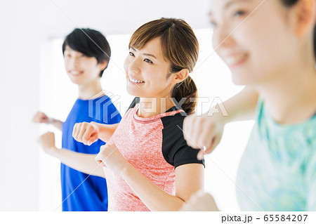 エアロビクス　フィットネス　エアロビ　スポーツジム　ダンス　女性　エクササイズ 65584207