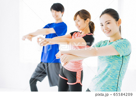 エアロビクス　フィットネス　エアロビ　スポーツジム　ダンス　女性　エクササイズ 65584209