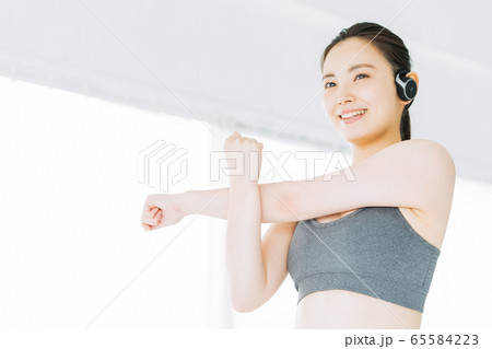 フィットネス スポーツジム 女性 エクササイズ フィットネス スポーツジム 女性 エクササイズ 65584223