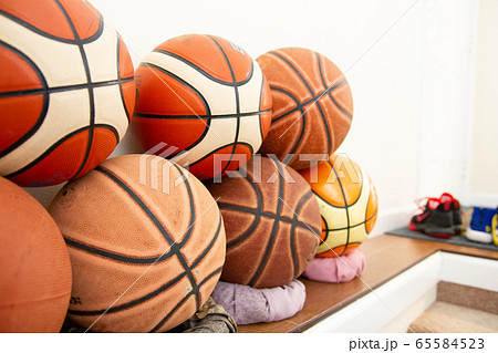 家族で使うたくさんのバスケットボール 家族で使うたくさんのバスケットボール 65584523