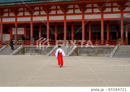 京都・平安神宮　巫女と大極殿 65584721