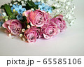 バラとカスミソウの花束 65585106