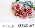 バラとカスミソウの花束 65585107