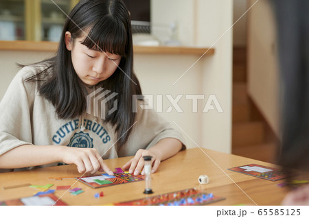 ボードゲームをする家族 ボードゲームをする家族 65585125