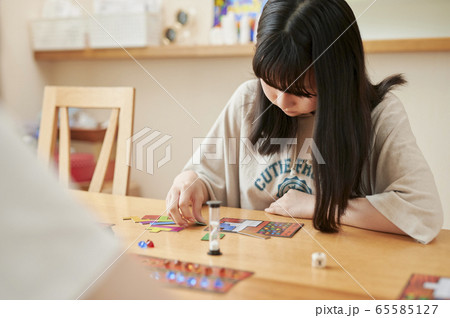 ボードゲームをする家族 ボードゲームをする家族 65585127