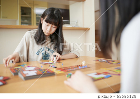 ボードゲームをする家族 65585129
