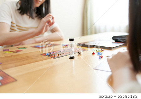 ボードゲームをする家族 ボードゲームをする家族 65585135
