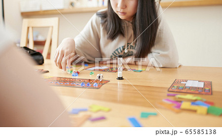 ボードゲームをする家族 65585138