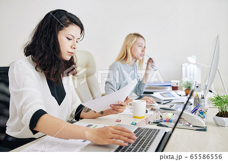 Serious businesswoman working Serious businesswoman working 65586556
