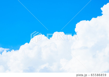 初夏の清々しい青空 65586859