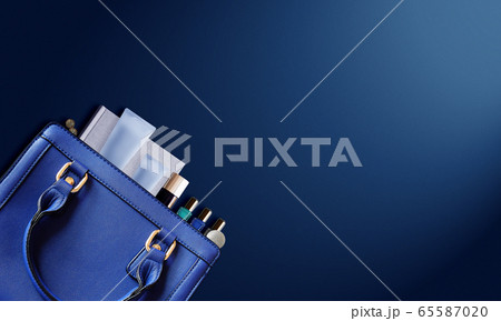 おしゃれな女性のカバンの中身 65587020