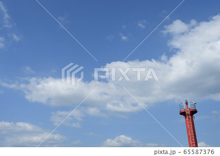 青い空と白い雲と赤い灯台 青い空と白い雲と赤い灯台 65587376