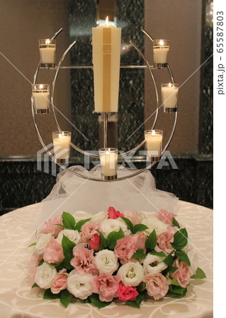 キャンドルとフラワーアレンジメント キャンドルとフラワーアレンジメント 65587803