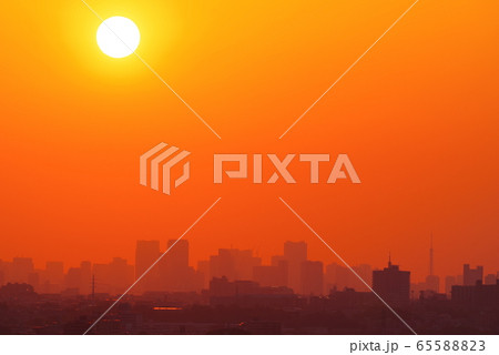 東京都内から昇る朝焼けの風景 東京都内から昇る朝焼けの風景 65588823