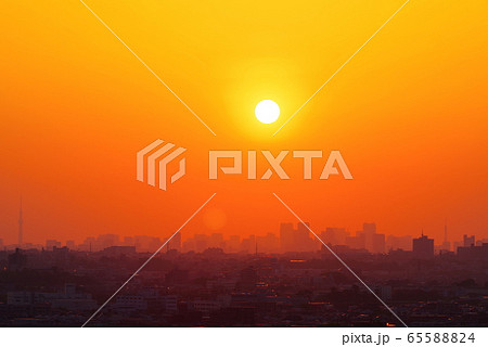 東京都内から昇る朝焼けの風景 東京都内から昇る朝焼けの風景 65588824