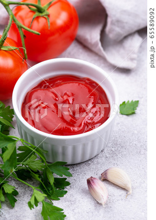 Fresh homemade tomato sauce with garlic Fresh homemade tomato sauce with garlic 65589092