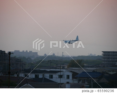 住宅地を飛ぶ飛行機 65590236