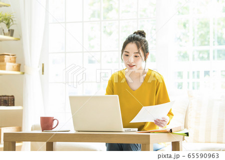 若い女性 テレワーク リモートワーク オンライン会議 オンライン授業 若い女性 テレワーク リモートワーク オンライン会議 オンライン授業 65590963