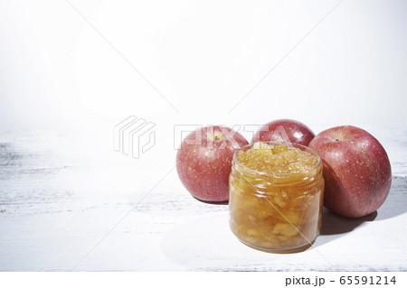 日本のポピュラーな赤いリンゴ ふじ Fuji を使って作ったリンゴジャム 皮つきなので色が赤くてきの写真素材
