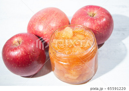 日本のポピュラーな赤いリンゴ ふじ Fuji を使って作ったリンゴジャム 皮つきなので色が赤いの写真素材