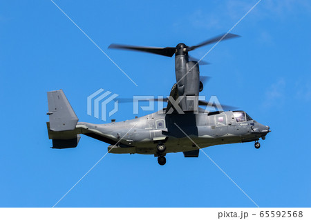 横田基地で訓練中するCV-22B オスプレイ（東京都福生市） 65592568