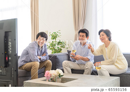 親子 リビング テレビ ファミリーイメージ 65593156