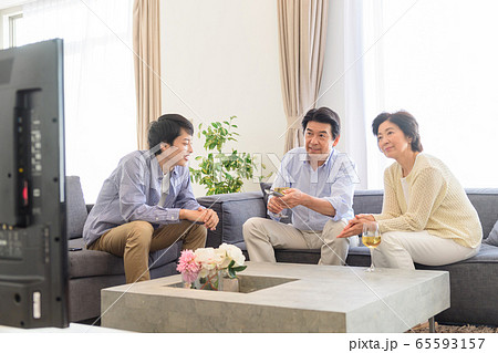 親子 リビング テレビ ファミリーイメージ 65593157