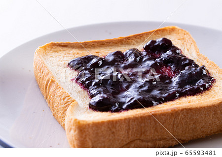 ブルーベリージャムを塗ったトースト 65593481