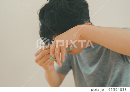 セルフカット　男性　前髪 65594033