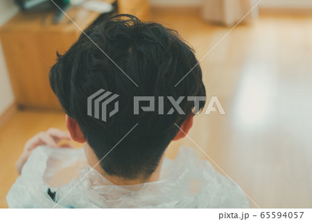 自宅でヘアカット 65594057