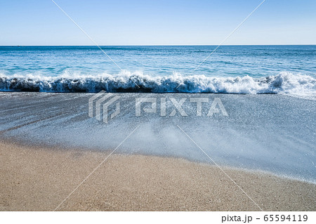 砂浜に打ち寄せる波の写真素材