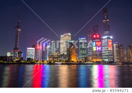 《上海》外灘の夜景・陸家嘴(りくかし)の摩天楼 《上海》外灘の夜景・陸家嘴(りくかし)の摩天楼 65594271