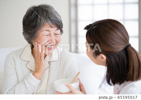 介護 シニア 女性 介護 シニア 女性 65595017