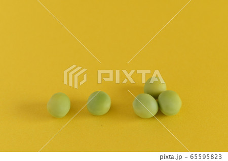グリーンピース　背景黄色 65595823