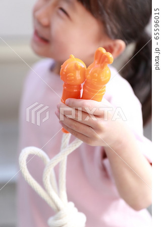 縄跳び (運動 スポーツ 女の子 女児 子育て 育児 遊び ダイエット 幼児 コピースペース 健康) 65596015