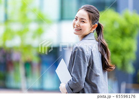 女性 タブレット ビジネス 女性 タブレット ビジネス 65596176