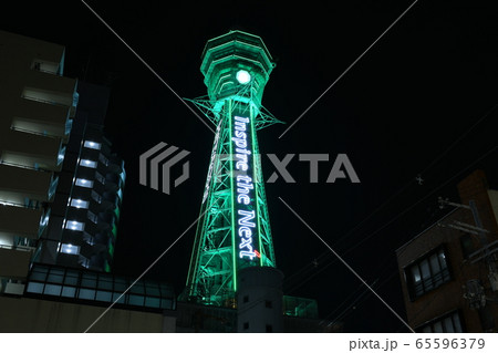新型コロナウイルス関連で緑色に特別にライトアップされた通天閣 新型コロナウイルス関連で緑色に特別にライトアップされた通天閣 65596379
