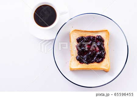 ブルーベリージャムを塗ったトーストとコーヒー ブルーベリージャムを塗ったトーストとコーヒー 65596455