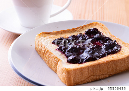 ブルーベリージャムを塗ったトーストとコーヒー ブルーベリージャムを塗ったトーストとコーヒー 65596456