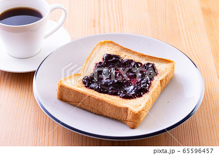 ブルーベリージャムを塗ったトーストとコーヒー 65596457