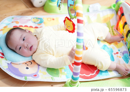 ベビージムで遊ぶ5ヶ月目の赤ちゃんの写真素材