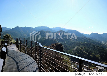 岩盤沿いの通路から望む山々は、何処までも～ 65597449