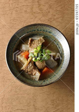 牛すじ煮込み 65597705
