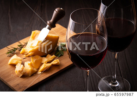チーズと赤ワイン チーズと赤ワイン 65597987